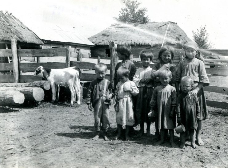 Група дітей, село Ображіївка, Іванівський район, Владивостоцька округа.