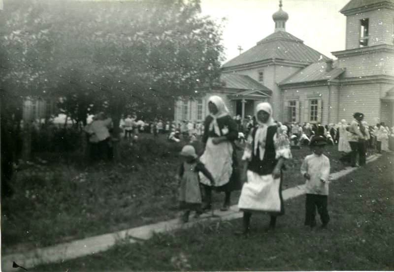 Дівчата біля церкви, село Спаське, Спаський район, Владивостоцька округа.