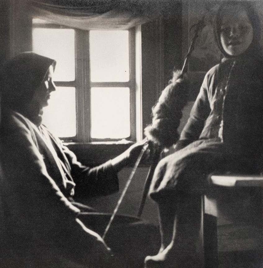 За прядінням ниток з овечої вовни. Ясіня на Закарпатті, 1934 р. Else Seifert, SLUB  Deutsche Fotothek
