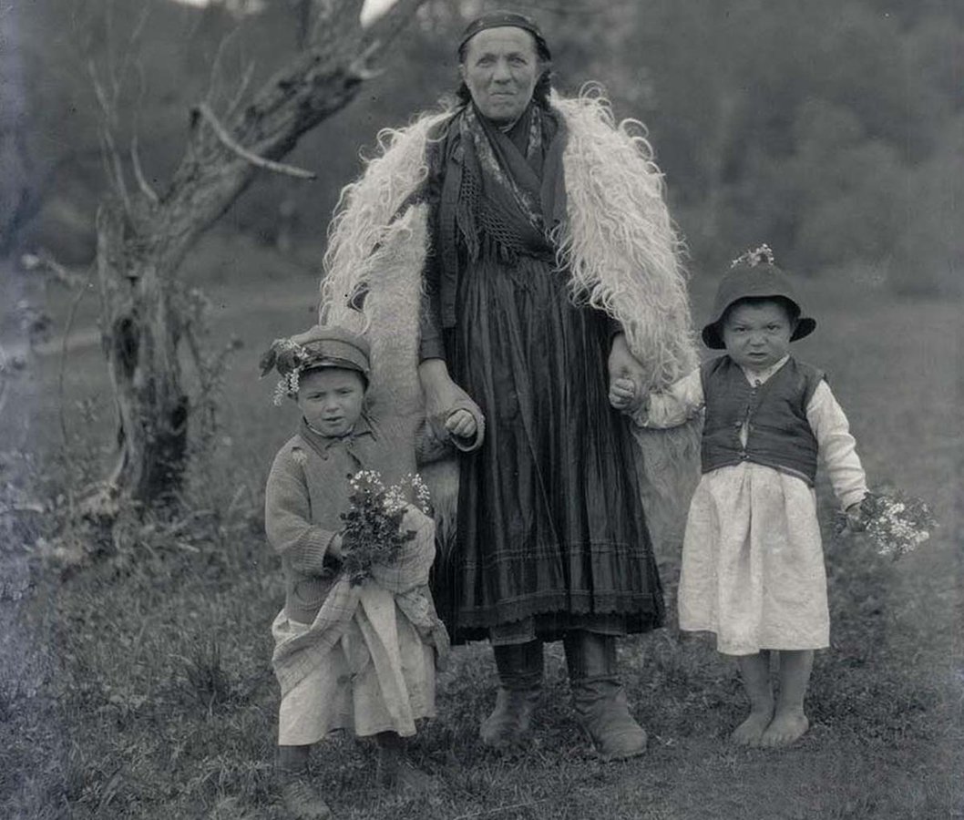 Гуцулка з внуками, Рудоль Гулка, 1920