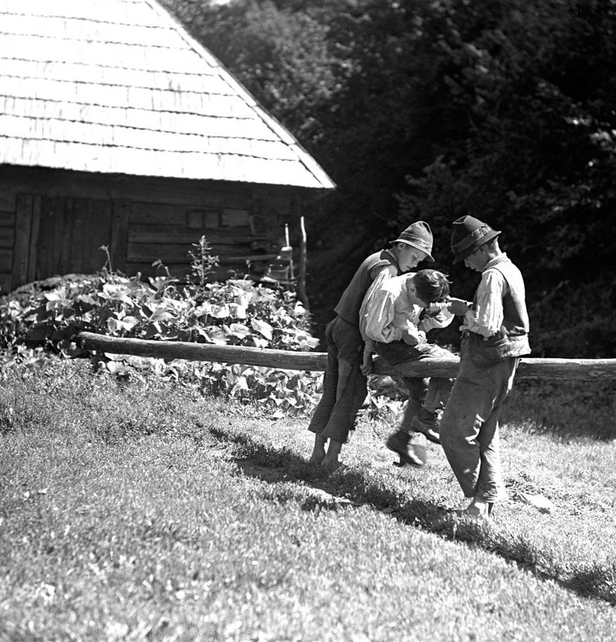 Діти у селі Білин на Рахівщині, 1940 р. Vadas Ernő, NM F 268423, A Magyar Néprajzi Múzeum gyűjteménye