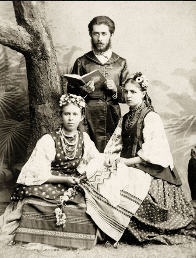 08_Леся Украинка (на снимке слева) с братом Михаилом и Маргаритой Комаровой_1889_Одеса_серпень-1.jpg (1)