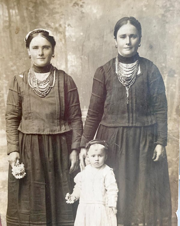 09-а_Women and girl from Chernigov_n