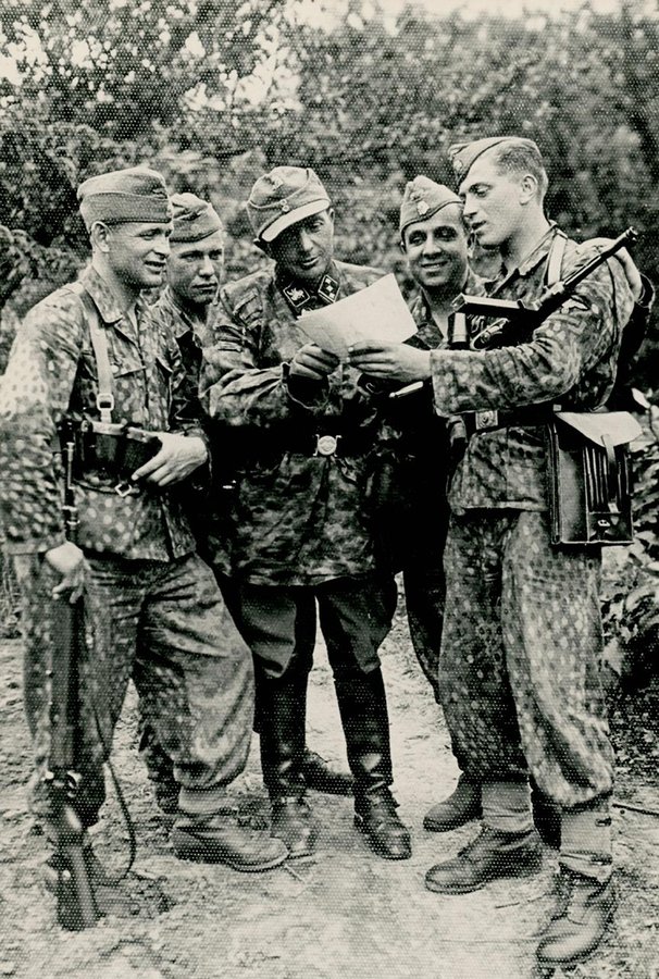 1-Poruchnik-M.-Lishhinskiy-u-tovaristvi-striltsiv.-Krayniy-sprava-A.-YUzich.-Lipen-1944-r