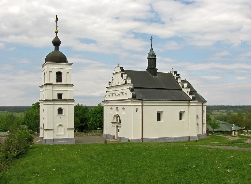 1280px-Іллінська_церква_із_дзвіницею,_Суботів (1)