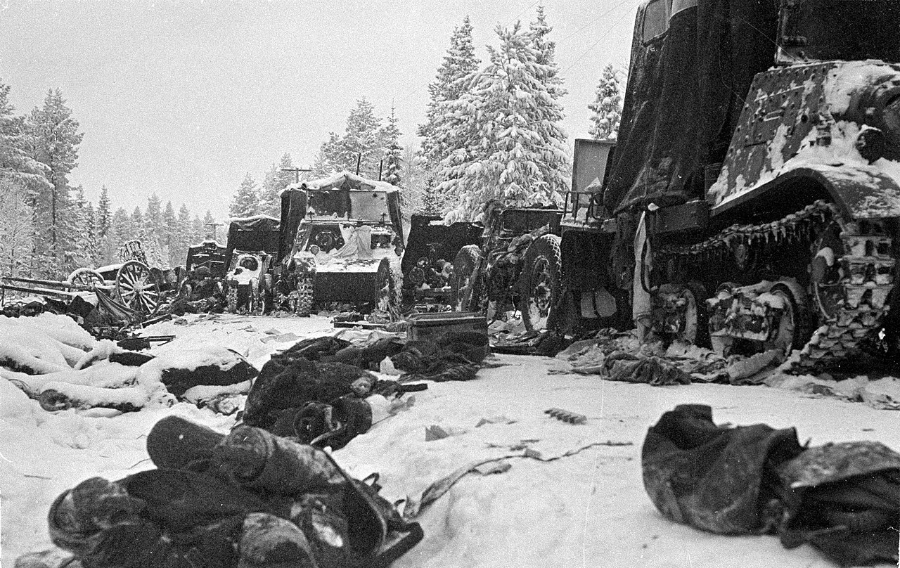 Загиблі радянські солдати та їхня військова техніка