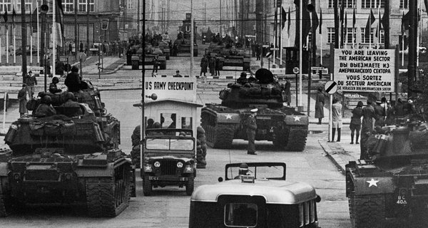 1280px-US_Army_tanks_face_off_against_Soviet_tanks,_Berlin_1961