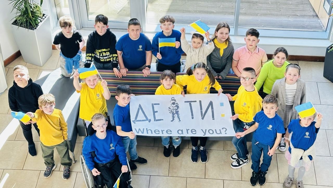 14 Локація Глазго вшановує жертв Маріуполя флешмобом Де Ти