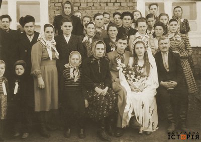 Весілля Богдана Зварича на засланні, Сибір, РРФСР, 1953 р. Сидить крайній справа Тимко Зварич.