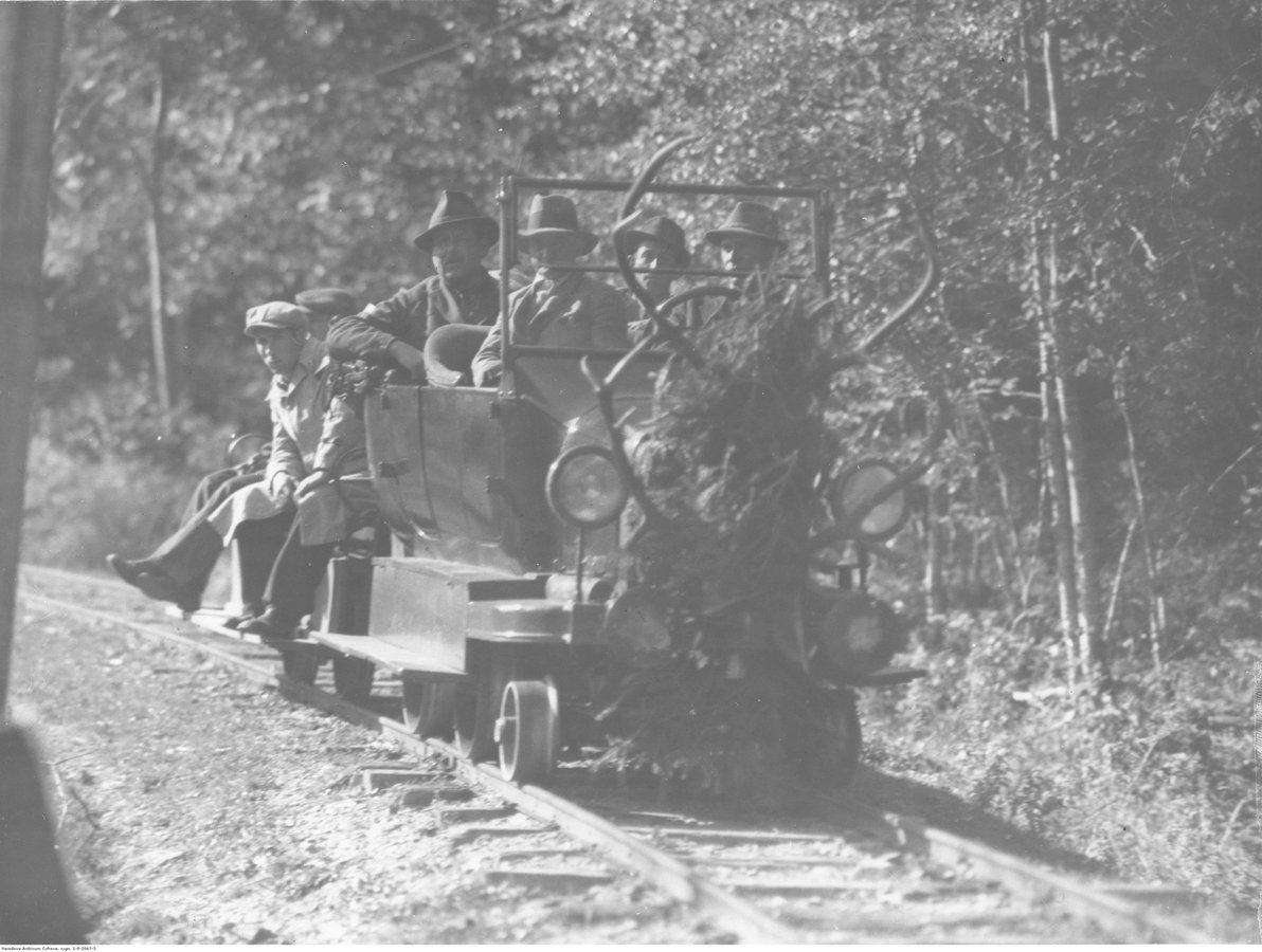 1937-09-учасники-полювання у гредлів їдуть вузькоколійкою