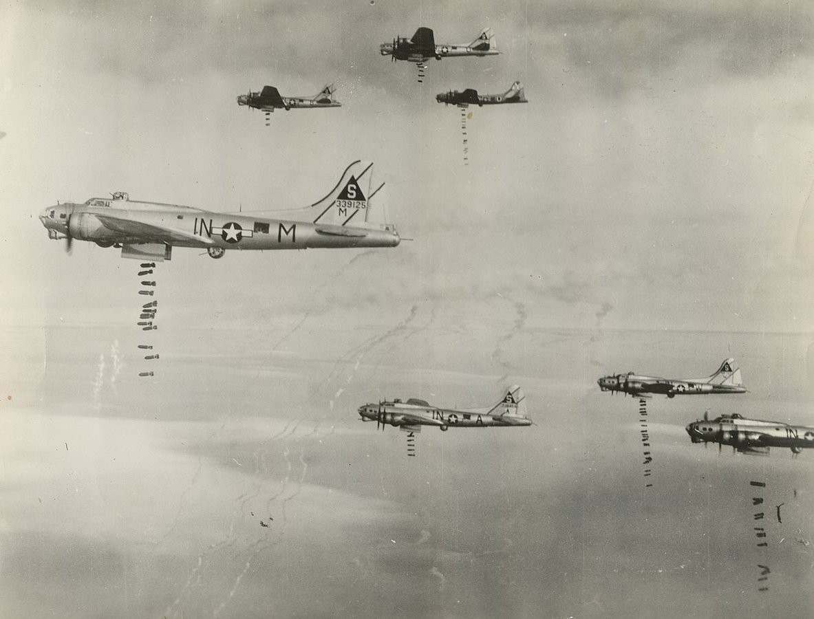 1945-03-14_401st_Bomb_Group_of_US_Air_Force_drop_bombs_on_Lohne,_Germany