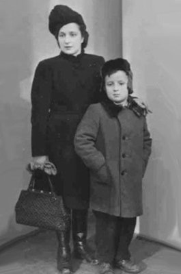 1945-Krakow-Roald-and-mother-Clara.jpg