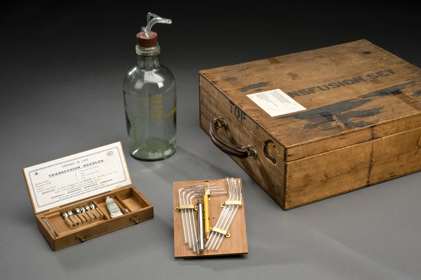 Мобільний апарат для переливання крові, який сконструював британський хірург Джеффрі Кейнс, 1914—1918 роки