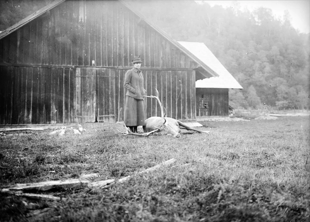 Ерцгерцогиня Марія Тереза з впольованим оленем перед дерев'яним будинком, 1901 рік