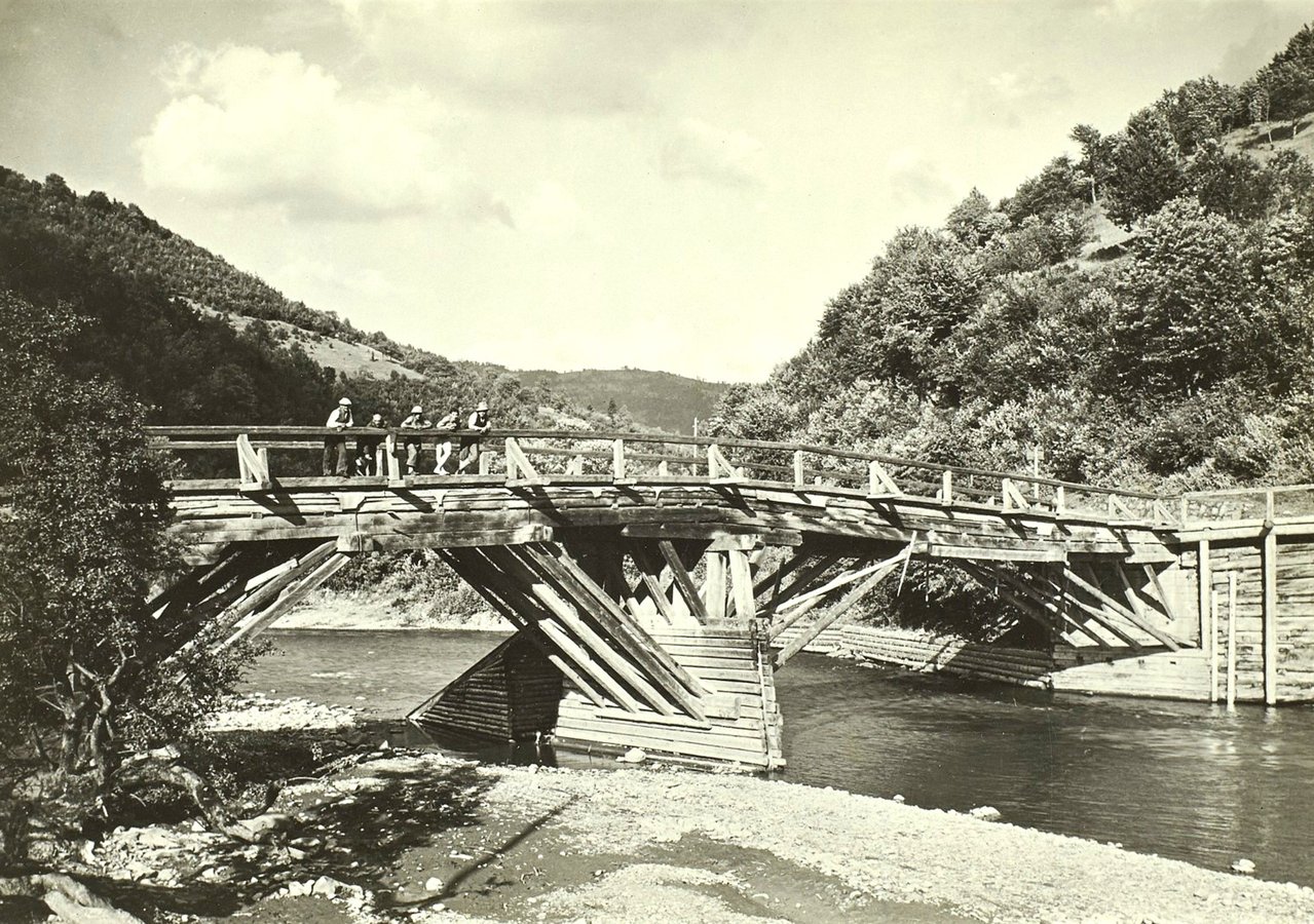 Дерев’яний міст на Рахівщині, 1934 р. Фото Вальтера Мьобіуса, df_m_0003307 Deutsche Fotothek, Dresden