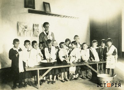 Дитячий садок у с. Ожидів Золочівського п-ту Тернопільського в-ва, 1935 р. Діти миють руки перед обідом.
