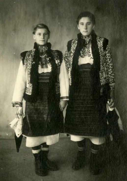 Гуцулки у національному вбранні, Косів, 1950-ті