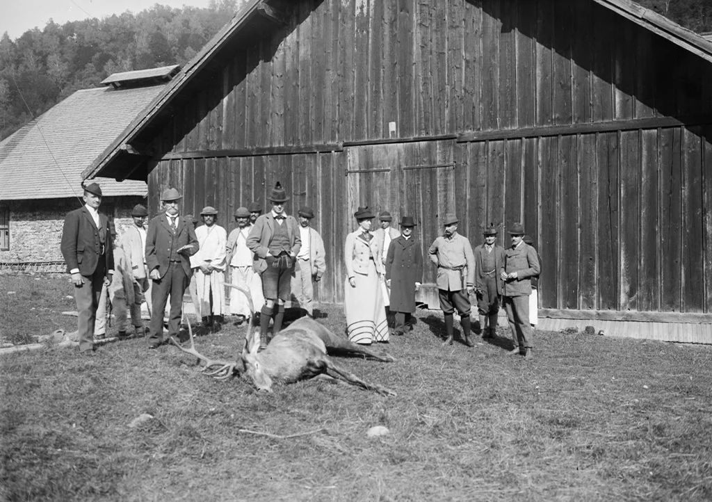 Ерцгерцогиня Марія Тереза (в центрі) та Ладіслаус Кавріані (3-й справа) у супроводі подорожуючих та місцевих, 1901 рік.