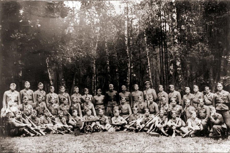 3. Випускники підстаршинської школи при ВО Турів з інструкторами, 1943. (Джерело uinp.gov.ua)