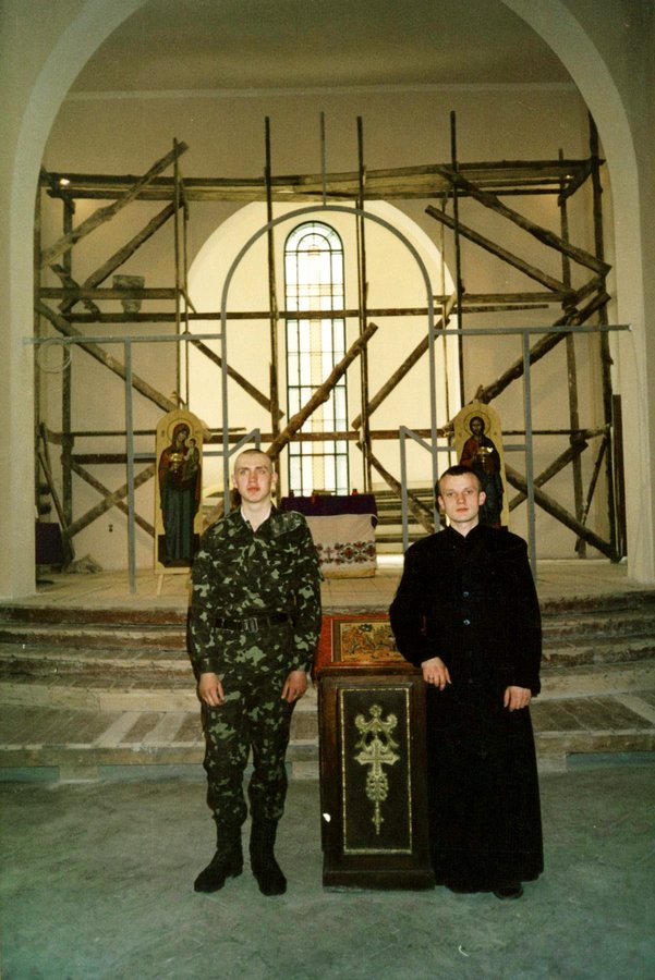 4.1. Під час робіт у святилищі церкви. Праворуч майбутній єпископ УГКЦ Степан (Сус)