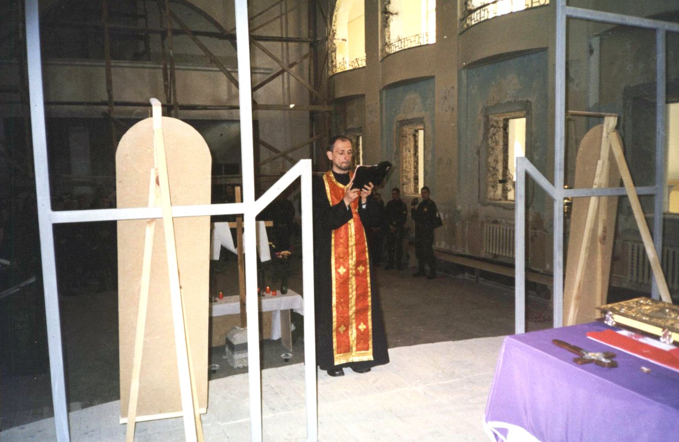 4.2. Свята Літургія в храмі під час його відновлення. Літургію служить майбутній єпископ УГКЦ Богдан (Манишин)