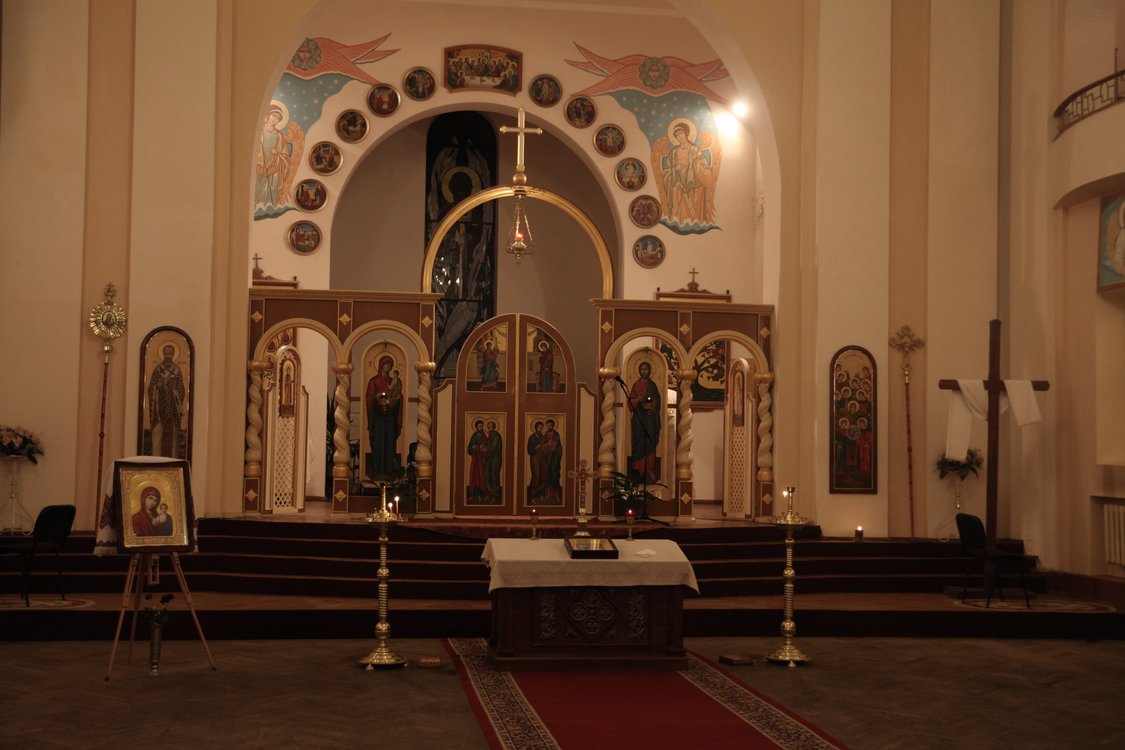 6. Вид на головний вівтар церкви. Сучасне фото.