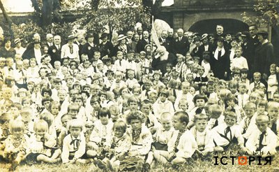 Зустріч дітей з митрополитом Андреєм Шептицьким на площі «Сокола-Батька», Львів, 1935 р.