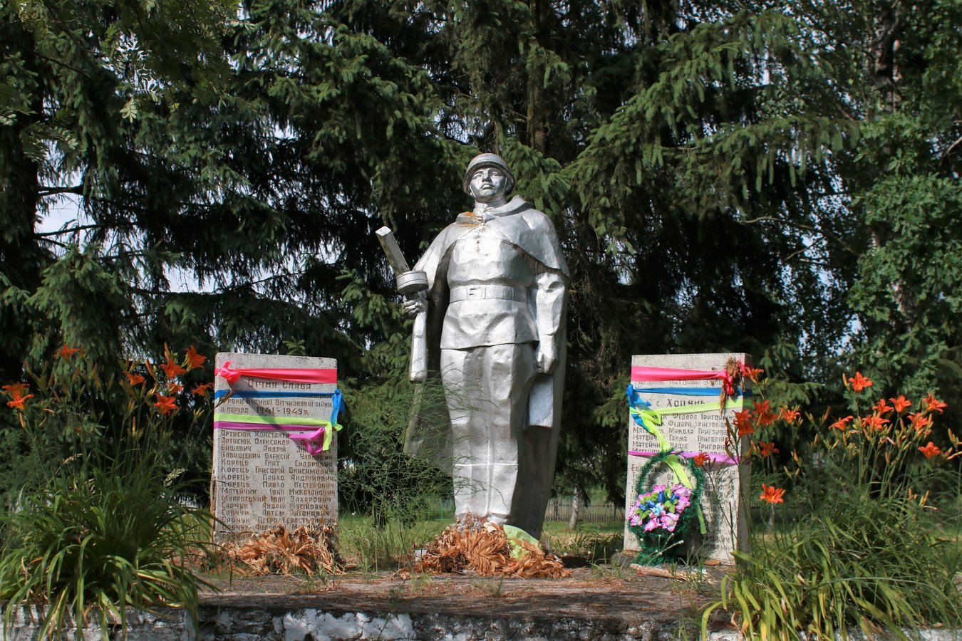 Радянський монумент, вбраний у ті ж стрічки, у які вбирають на Великдень хрест. Село Хоцунь