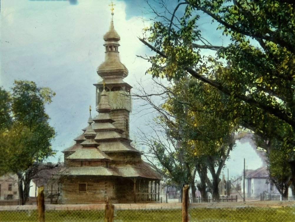 Церква Св. Арх. Михаїла у Мукачеві, кінець 20-х рр. ХХ ст. Фото з колекції Павела Шойфлера, кольоризоване фарбами