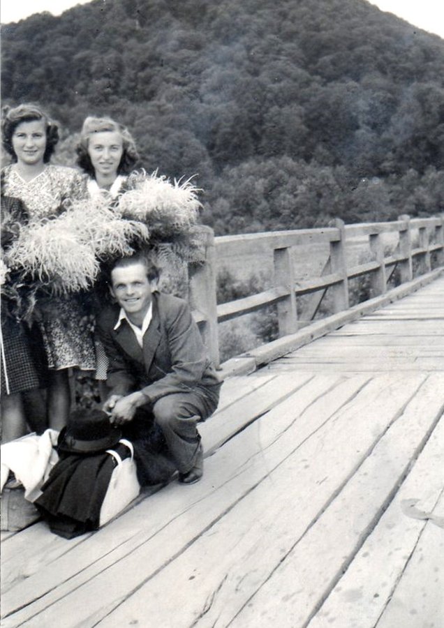 На мосту через Уж біля підніжжя Невицького замку, початок 1940-х рр. Фото зі сторінки N?ra Sz Kun у Facebook