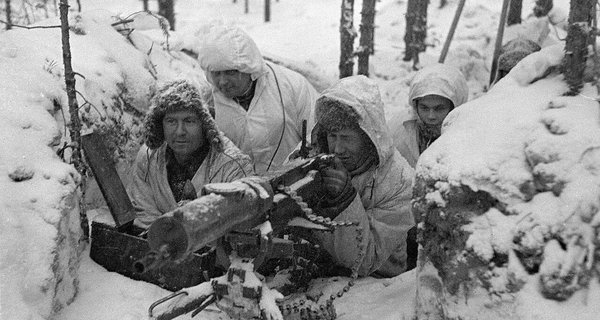 A_Finnish_Maxim_M-32_machine_gun_nest_during_the_Winter_War (1)