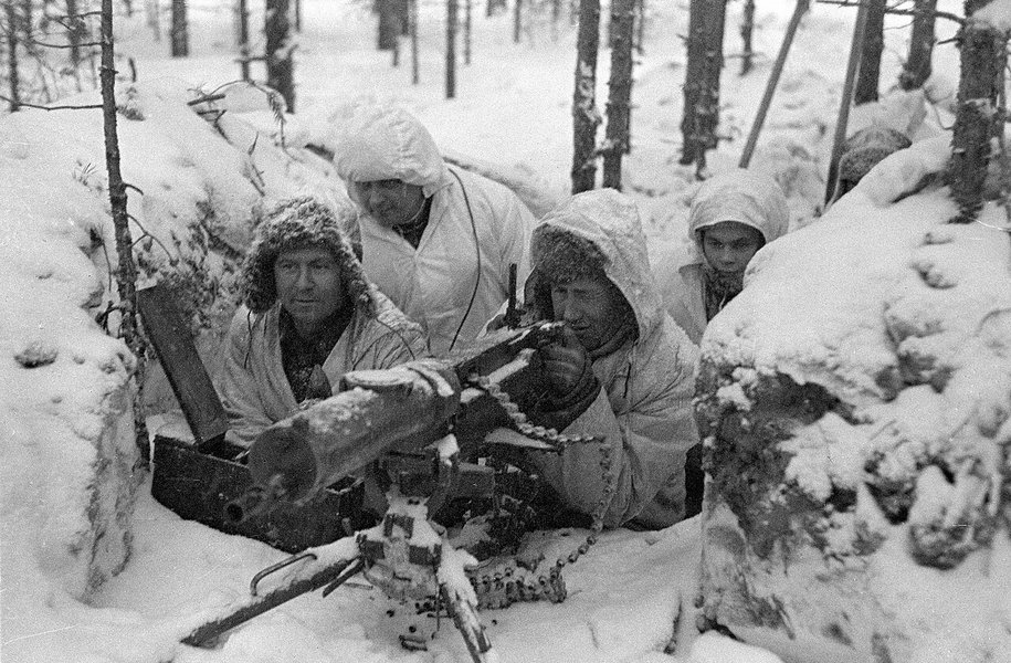 A_Finnish_Maxim_M-32_machine_gun_nest_during_the_Winter_War (1)