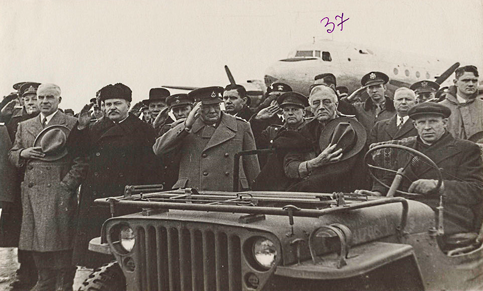 Американська та британська делегація по прильоті до Сак слухає гімн, 3 лютого 1945 року.png