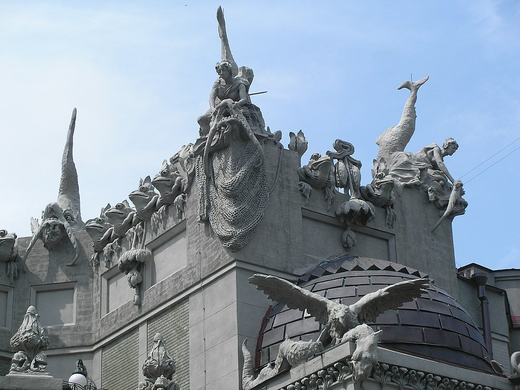 Architectural_details_on_House_with_Chimaeras_2007
