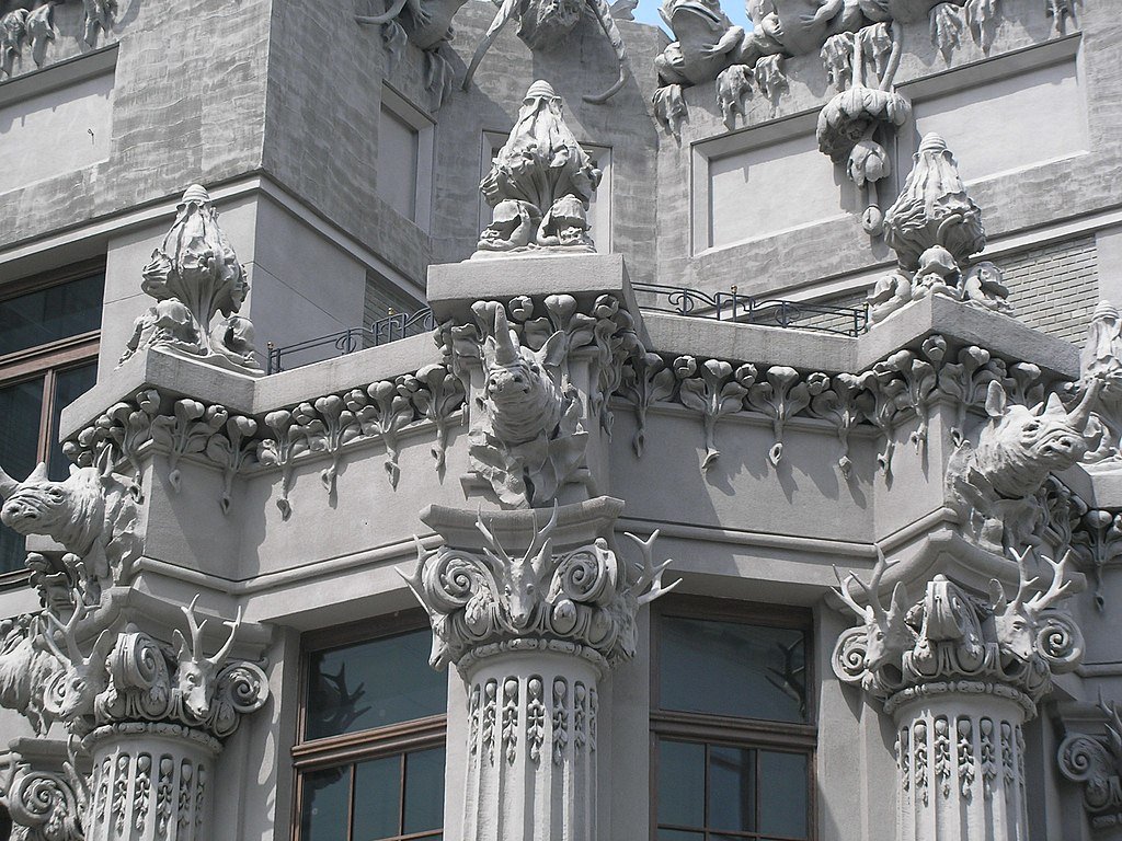 Architectural_details_on_House_with_Chimaeras_2007-2