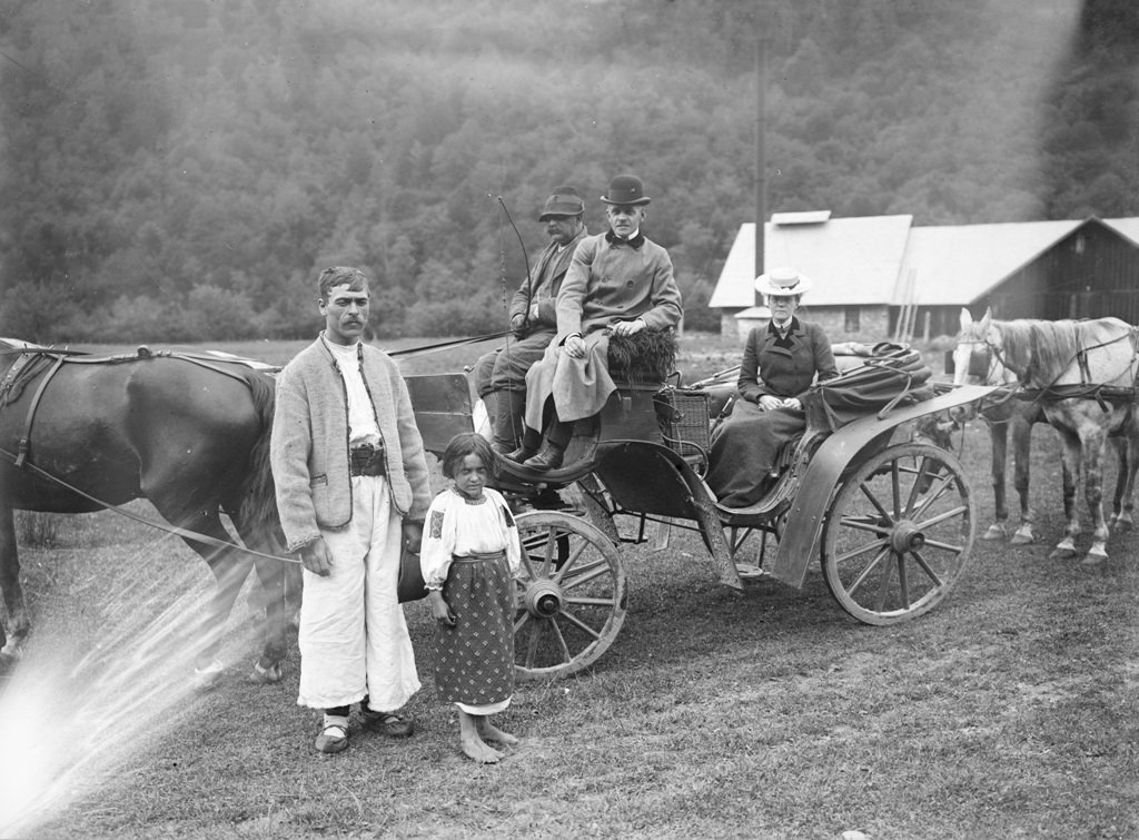Аристократія під час подорожей Міжгірщиною фотографується з місцевим населенням у Вучковому, 1901 рік. ÖNB Bildarchiv und Grafiksammlung