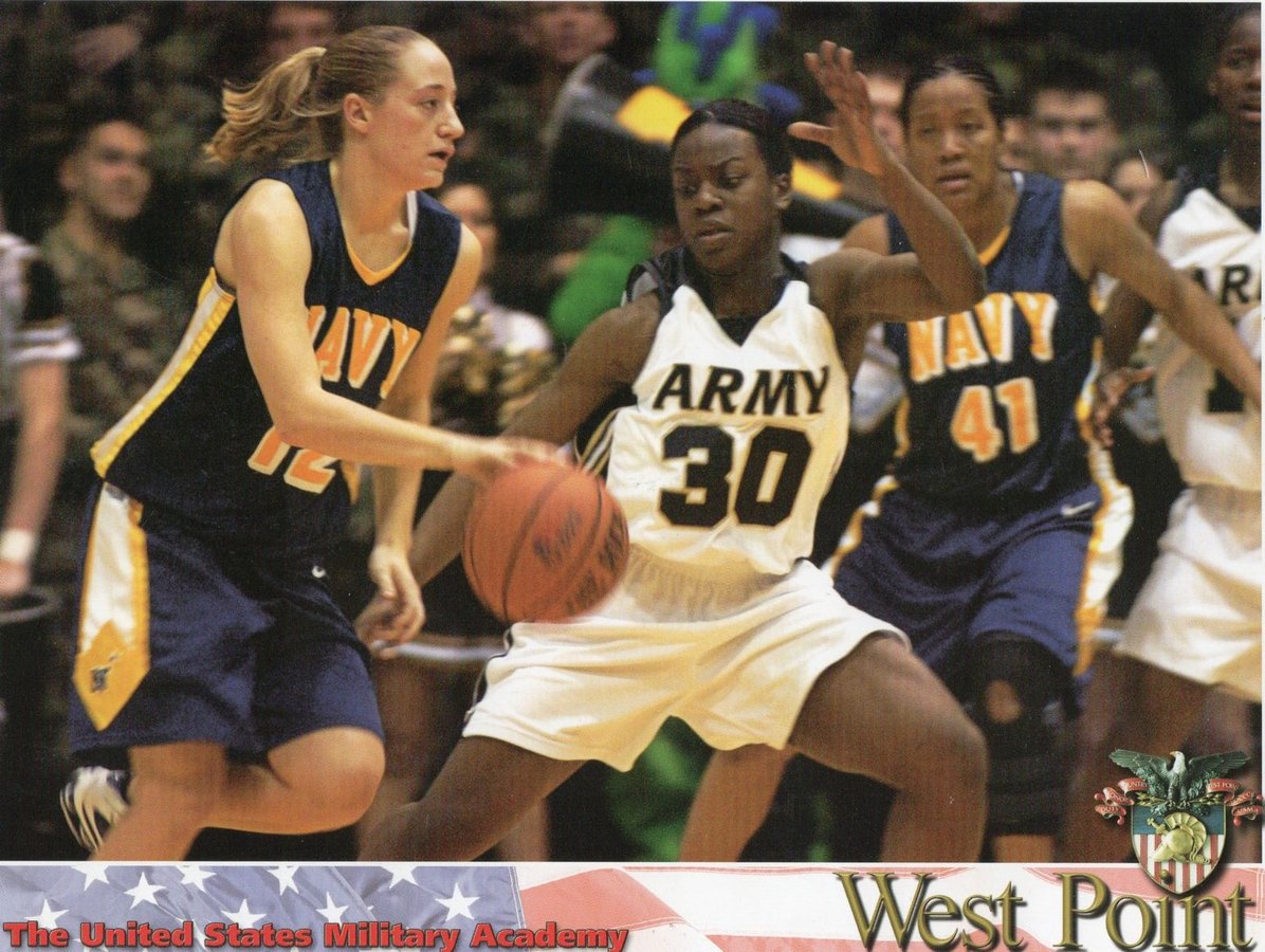 Баскетбольний матч між жіночими командами Армії та Флоту