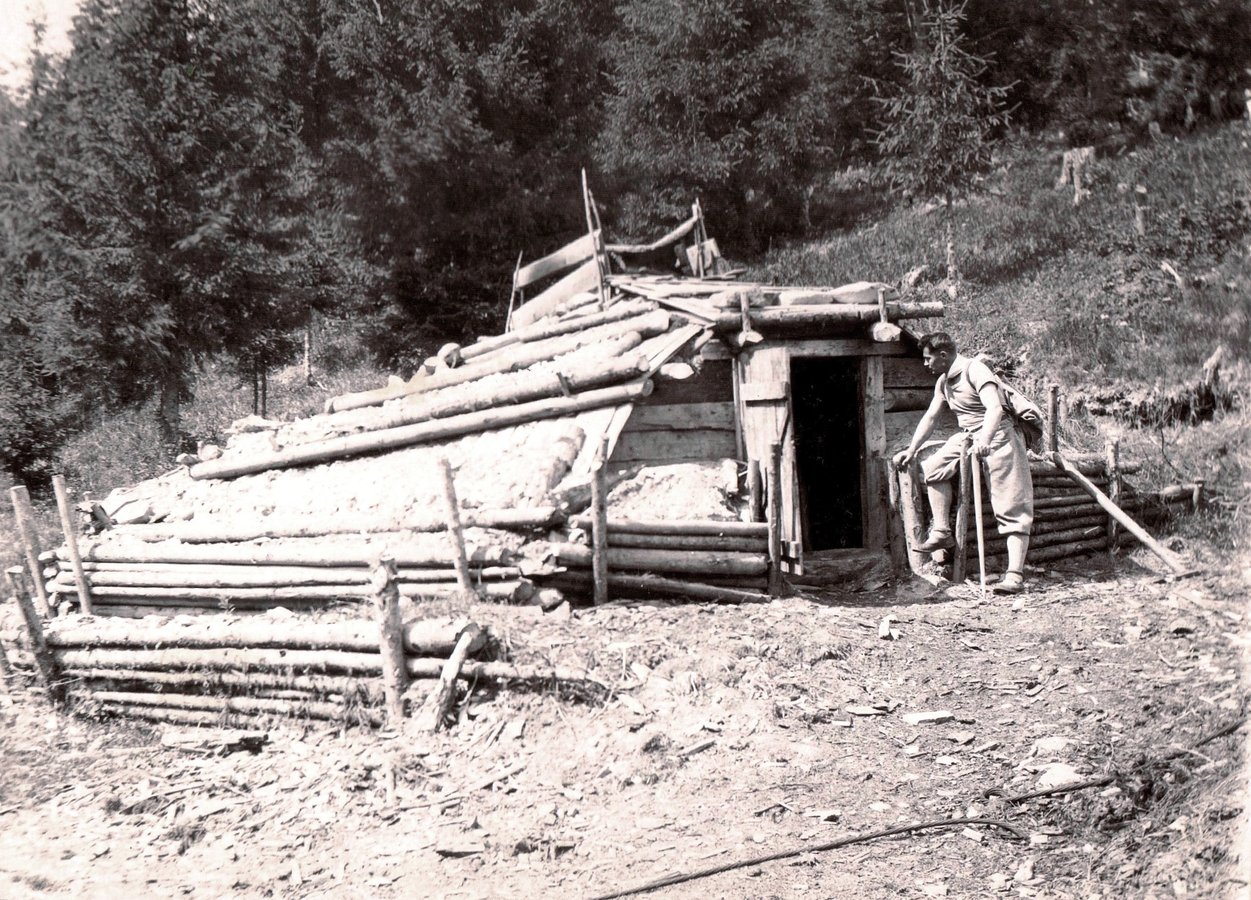 Біля колиби, 1930 р. Фото о. Степан Венгринович. Музеї у Фитькові