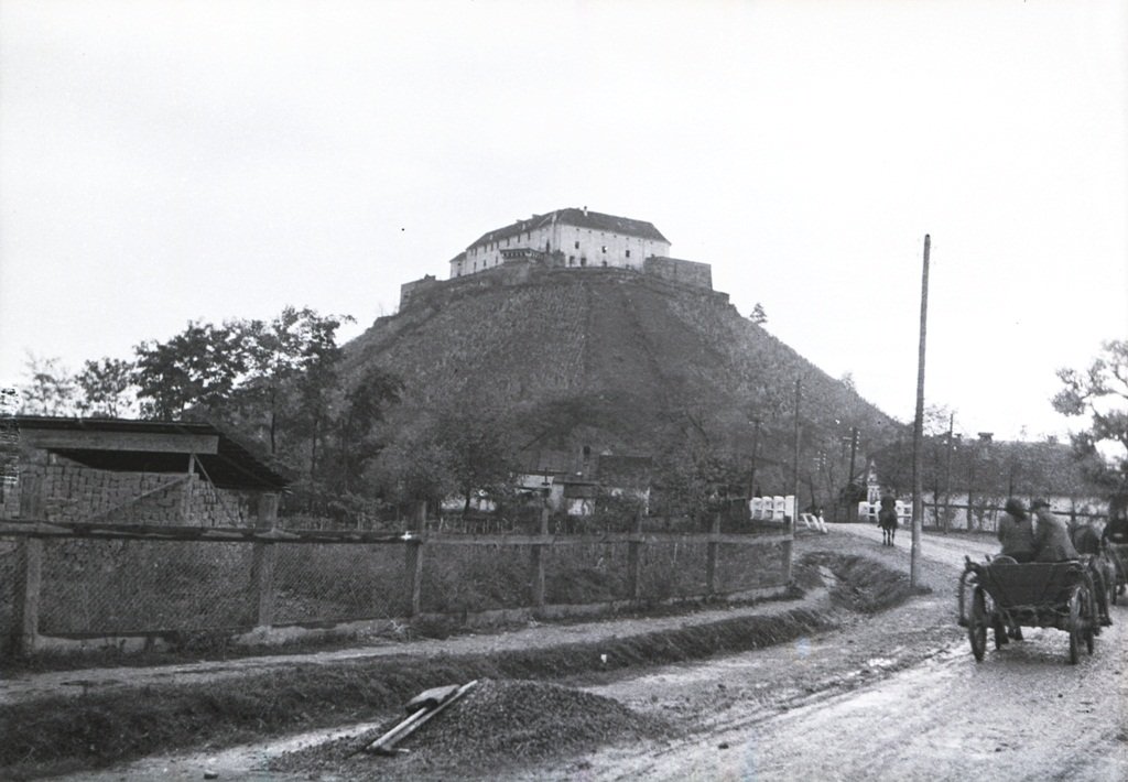 Біля підніжжя Мукачівського замку, 1940 р. Vadas Ernő, F335149, A Magyar Néprajzi Múzeum gyűjteménye
