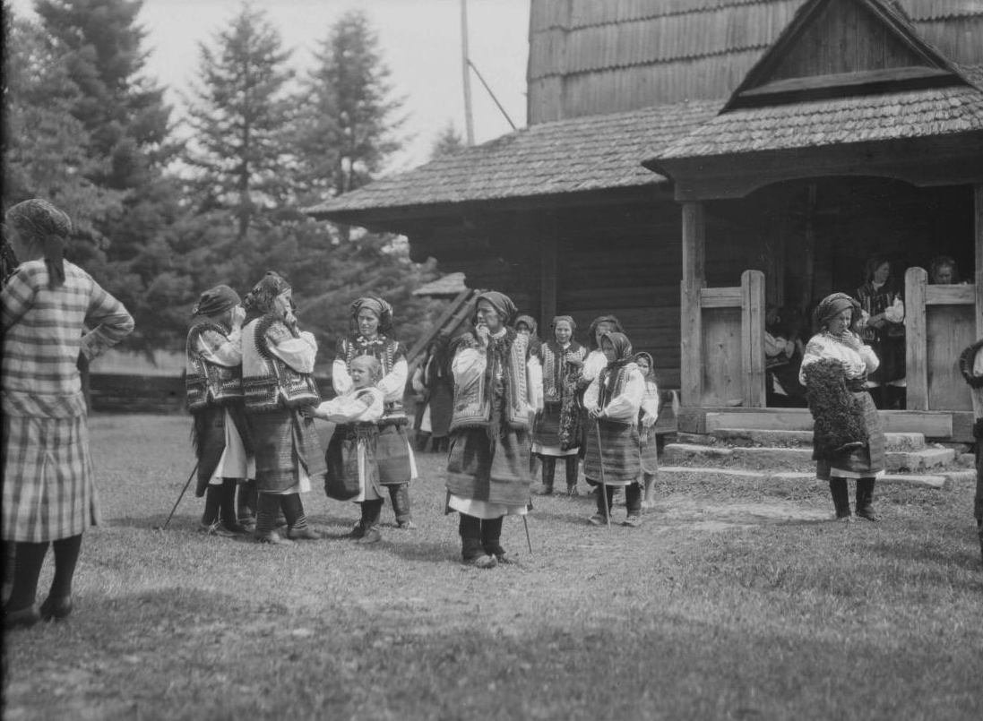 Біля церкви у селищі Жаб’є, 1930 р. Фотограф невідомий. Зі сторінки Robert Erik у FB