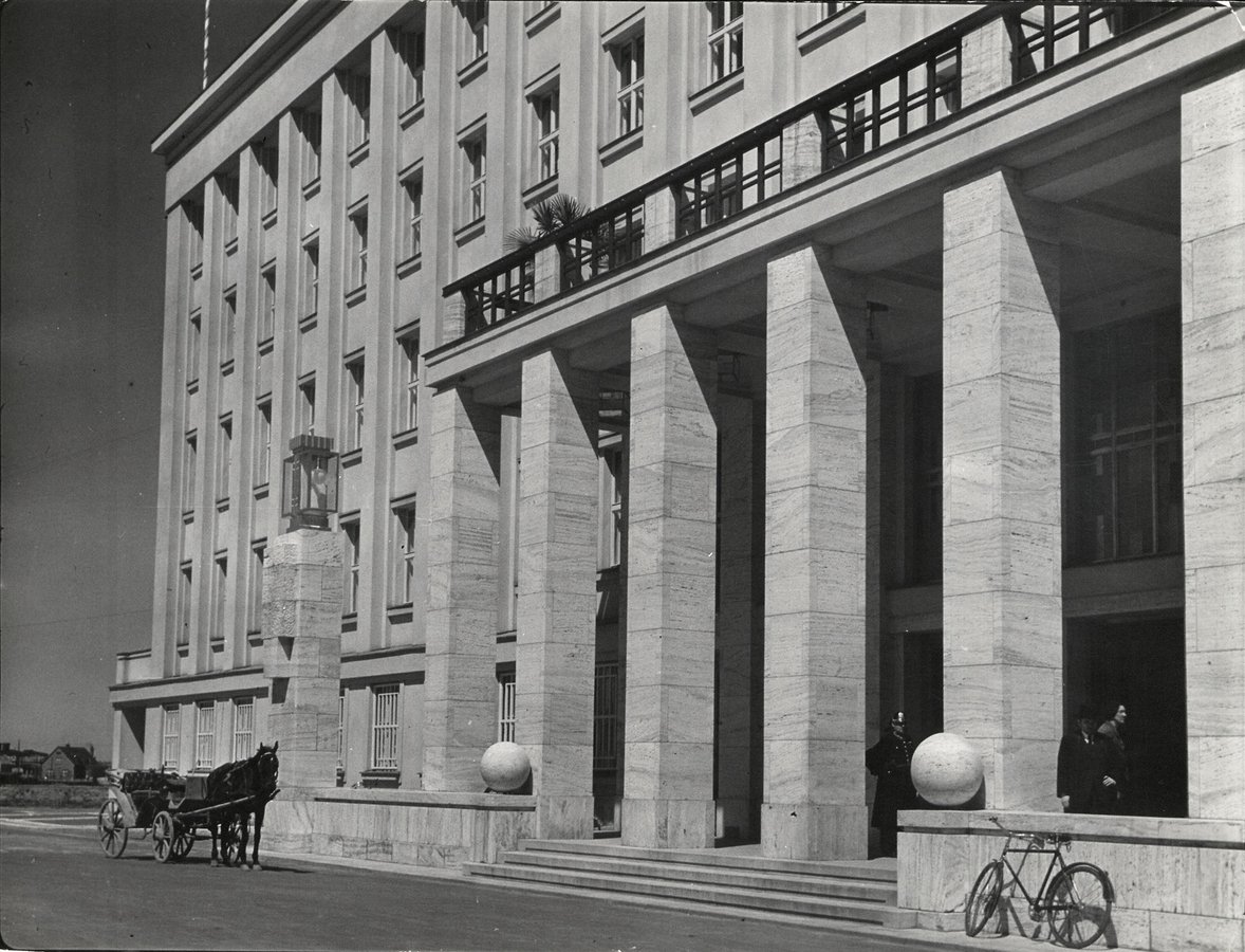 Будівля уряду Підкарпатської Русі (нині будівля Закаратської ОДА). Підкарпатська Русь (Закарпаття), 1938 р. Марґарет Бурк-Вайт для «LIFE» © Time Inc.jpg