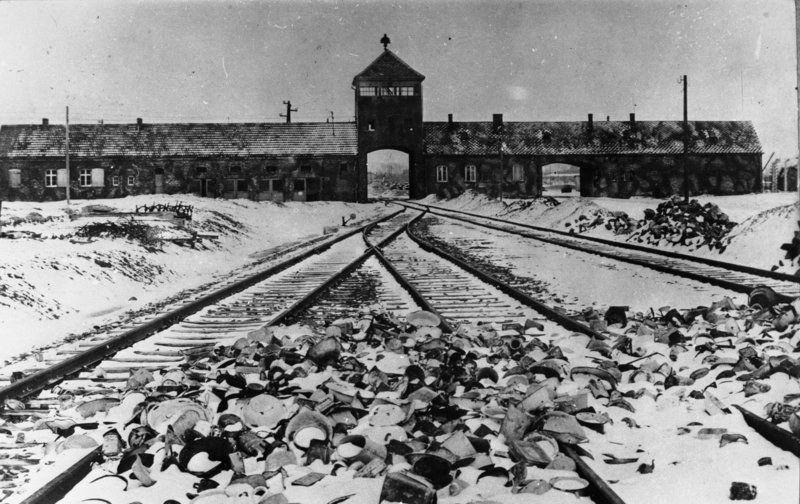 Bundesarchiv_B_285_Bild-04413,_KZ_Auschwitz,_Einfahrt