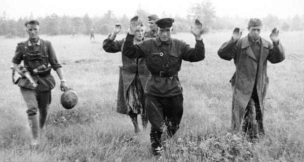 Bundesarchiv_Bild_101I-010-0919-39,_Russland,_Nord,_Gefangene_Russen