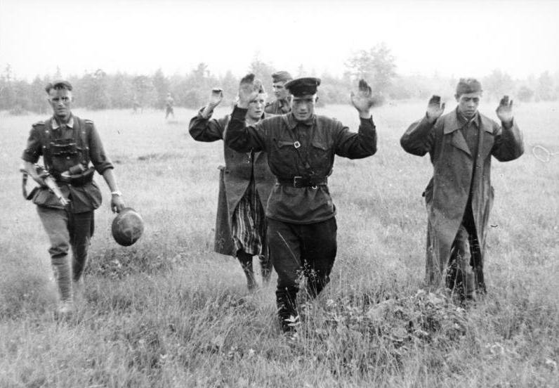 Bundesarchiv_Bild_101I-010-0919-39,_Russland,_Nord,_Gefangene_Russen