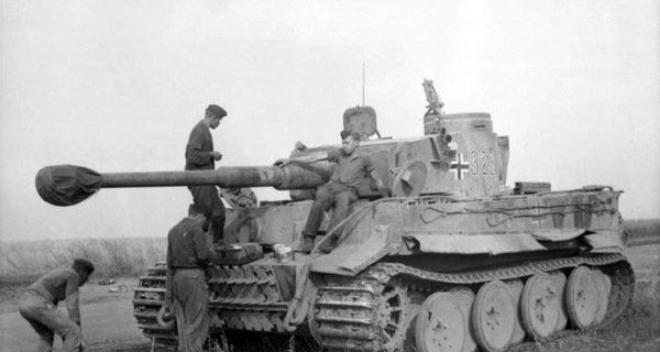 Bundesarchiv_Bild_101I-022-2935-10A,_Russland,_Panzer_VI_(Tiger_I)