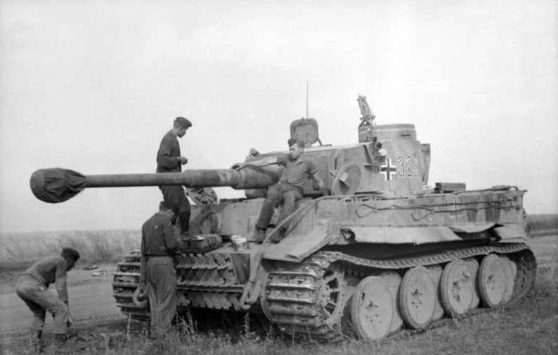 Bundesarchiv_Bild_101I-022-2935-10A,_Russland,_Panzer_VI_(Tiger_I)