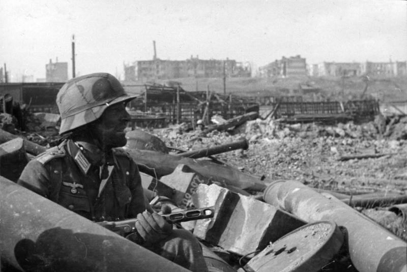 Bundesarchiv_Bild_116-168-618,_Russland,_Kampf_um_Stalingrad,_Soldat_mit_MPi