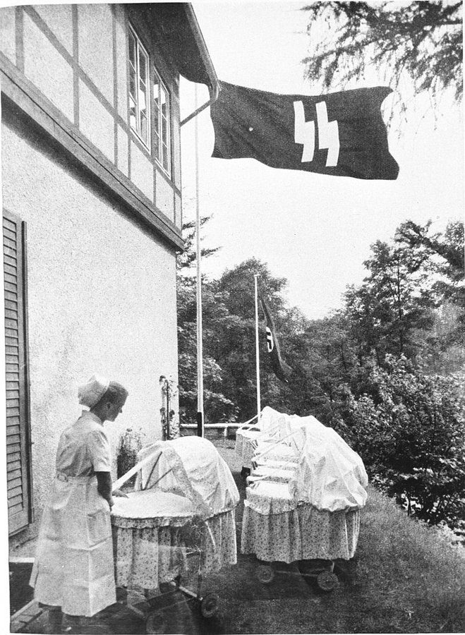 Bundesarchiv_Bild_146-1973-010-11,_Schwester_in_einem_Lebensbornheim