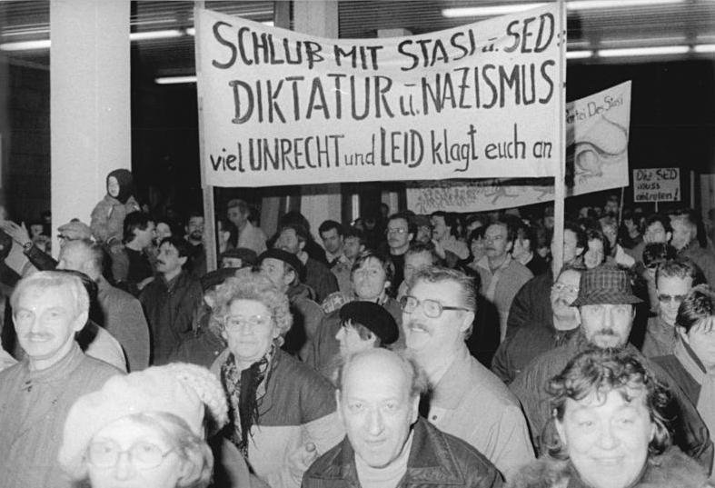 Bundesarchiv_Bild_183-1990-0116-013,_Berlin,_Stürmung_Stasi-Zentrale.jpg