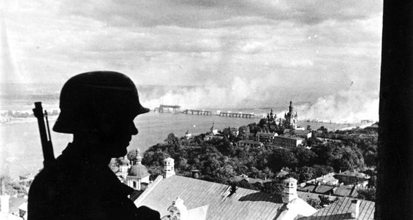 Bundesarchiv_Bild_183-L20208,_Ukraine,_Kiew,_deutscher_Wachposten_auf_der_Zitadelle